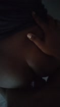 Una mujer compartiendo