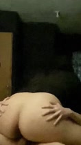 Chica subiendo mi polla como si fuera su cumpleaños