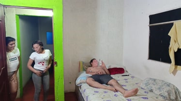 Mi novia trae a su amigo a ver y desaparecer desnudo