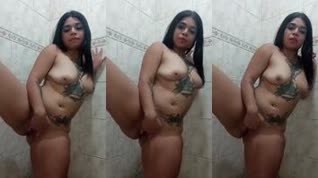 Página de uñas debajo de la ducha
