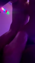 Papi la lleva a ella en una fiesta