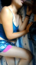 Al amigo le gusta beber botones. Rzlnd