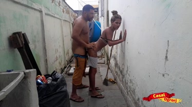 Da dinero a un vecino en el intercambio de callejones