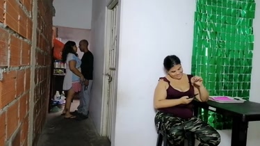 El cuello que tiene un memura y una mujer inmediatamente