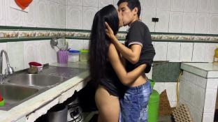 Ella le pide a su hermano que coma algo en la cocina y termine para ser mayor