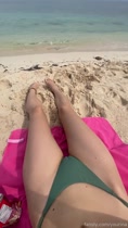 Flacal en bikini muestra el tamaño de Tatko