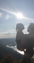 La mayor cantidad de análisis desde la cima de la montaña es una hermosa forma del lago.