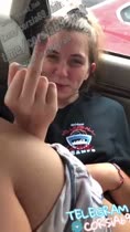 Las tiendas mueven a su novia en el auto