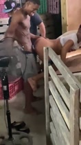 Linging detrás de la parte trasera del supermercado