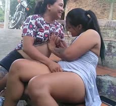 Los dos colegas de Lesbian cometen un error al aire libre