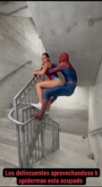 Sexo Spiderman en escaleras
