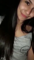 Una chica bonita sostiene