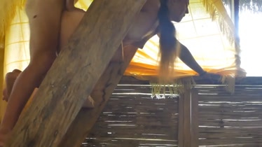Una chica caliente se siente atraída y se siente a las escaleras de la casa del país.