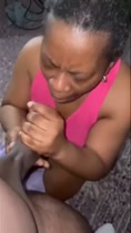 Una dama chupando una pequeña línea de polla