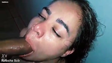 Una mujer peligrosa chupando