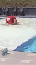 A Morena le gusta que le dan una piscina