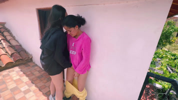 Amigo lesbiano pone sus dedos en su novia