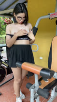 Annabgo escalofríos en el gimnasio haciendo ejercicio