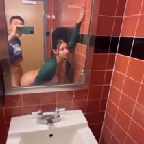 Caminando por el baño