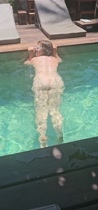 Desnudo en la piscina