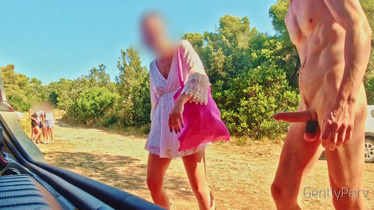 El cóctel se invirtió a la gente y una mujer peligrosa la ayuda