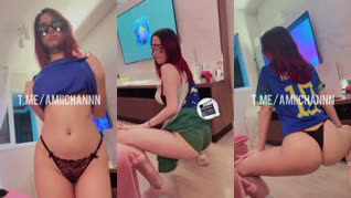 La chica financiera ha completado la desnudez