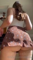 La chica muestra que muestra una hermosa foto