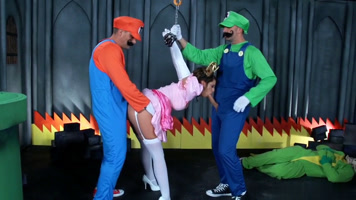 Mario y Luigi llevan a la princesa Peach