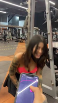 Orgasmo de Jenn Miriel en el gimnasio