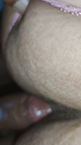 Queriéndolo en todos los bordes y el cuello de rosa a un lado