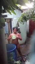 Rompiendo una ducha vecina del vecindario