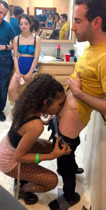 Sexo en medio de amigos frente a cada