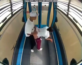 Un sexo público en la cadena de una ciudad