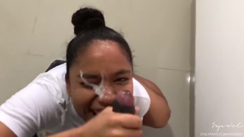 Una chica caliente dispara a la mejor amiga de una novia