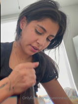 Una chica grande está haciendo una gran hierba