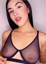 Una hermosa chica que muestra pechos