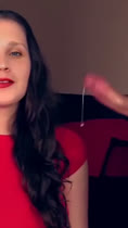 Una mujer hermosa se lleva el pelo con mi leche ospal