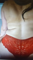 Una mujer solo se sienta en rojo