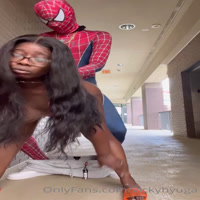 La persona araña come coño negro