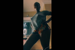 No es porno, pero tus pezones se llevan los ojos