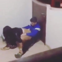 Alumnos cogiendo en el salon mientras los demas graban