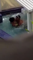 Bella boricua chichando en piscina y sin grabados a escondidas