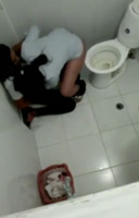 Brechando a dos amigas comiéndose en el baño