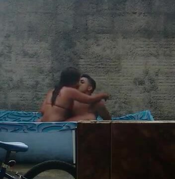 Cámara oculta pilla dos singando en la piscina