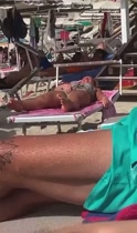 Captan a Claudia Pérez la tora pjiandose en una playa dominicana