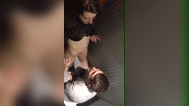 Chica follando en los baños de la discoteca