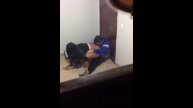 Dando una majadita y ella se tapa la cara