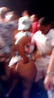 Dominicana bailando típico