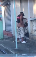 Dominicana se lo mama delante de todos al aire libre