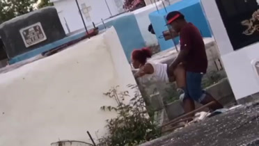 Dominicano singando un cuero en el cementerio